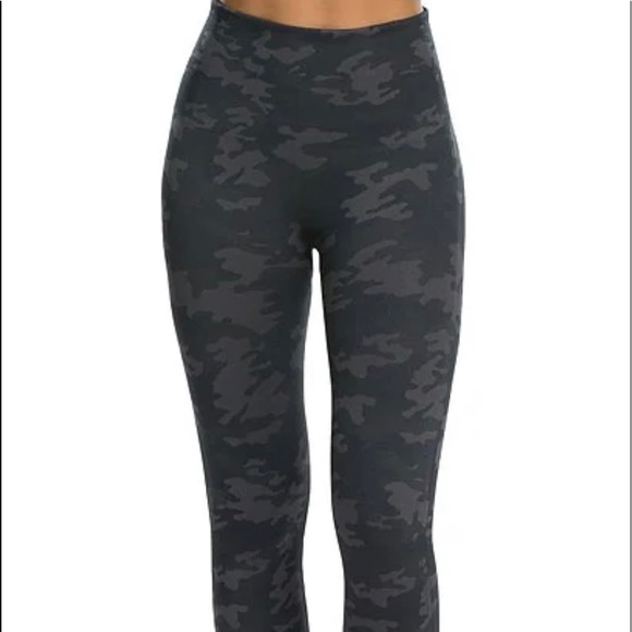 NWOT! Spanx seamless cropped camo leggings. - Picture 2 of 5